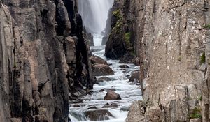 Превью обои водопад, ущелье, камни, брызги, склон