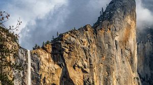 Превью обои водопад, утес, скалы, деревья, ветки