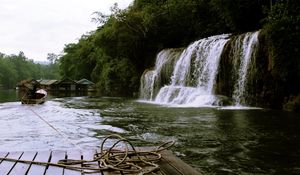 Превью обои водопад, веревка, пирс, лодки, мрачные