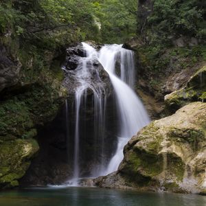 Превью обои водопад, вода, деревья, скалы, природа, пейзаж