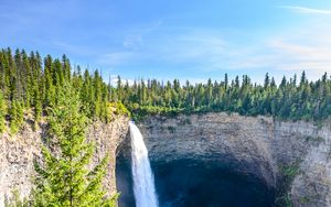 Превью обои водопад, вода, скала, ель, деревья, небо