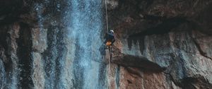 Превью обои водопад, вода, скала, скалолаз