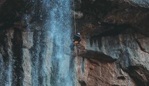 Превью обои водопад, вода, скала, скалолаз