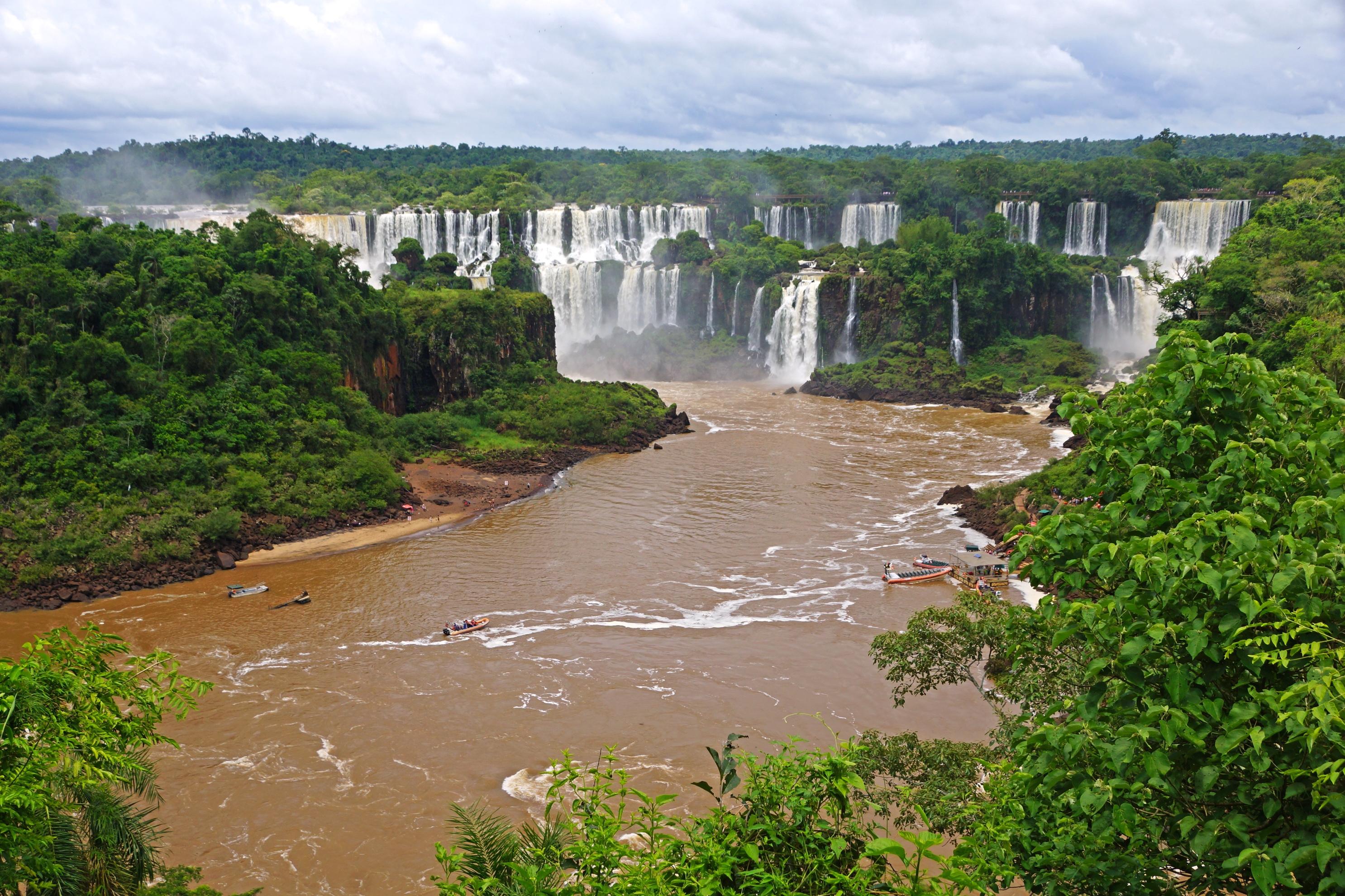 Природные воды бразилии. Бразилия водопады Игуасу. Водопады Игуасу Парагвай. Водопад на Амазонке Игуасу. Природа с водопадами Игуасу.
