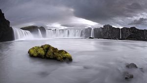 Превью обои водопады, камень, мох, пасмурно