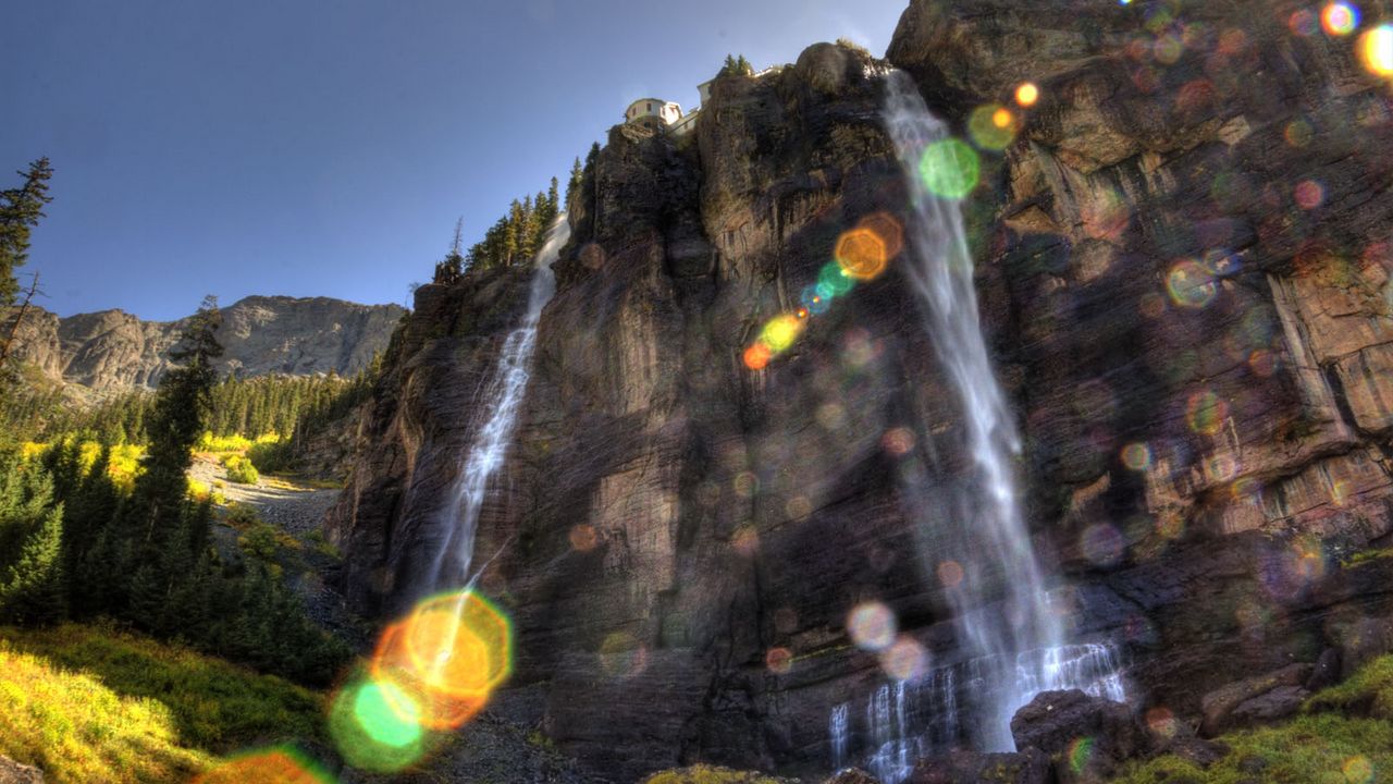 Обои водопады, солнце, блики, лучи, скала