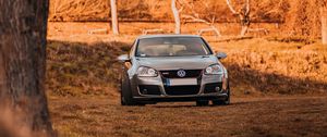 Превью обои volkswagen, автомобиль, серый, деревья, осень