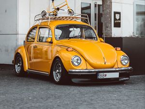 Превью обои volkswagen beetle, volkswagen, автомобиль, желтый, ретро