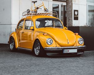 Превью обои volkswagen beetle, volkswagen, автомобиль, желтый, ретро