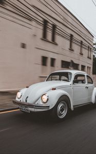 Превью обои volkswagen beetle, volkswagen, автомобиль, белый, ретро, дорога