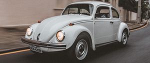 Превью обои volkswagen beetle, volkswagen, автомобиль, белый, ретро, дорога