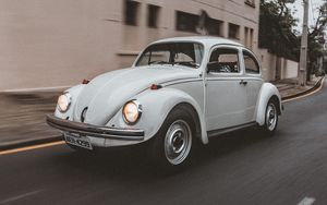 Превью обои volkswagen beetle, volkswagen, автомобиль, белый, ретро, дорога