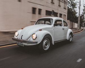 Превью обои volkswagen beetle, volkswagen, автомобиль, белый, ретро, дорога