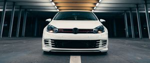 Превью обои volkswagen golf gti, volkswagen, автомобиль, белый, вид спереди