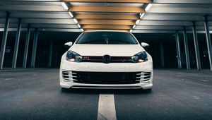 Превью обои volkswagen golf gti, volkswagen, автомобиль, белый, вид спереди