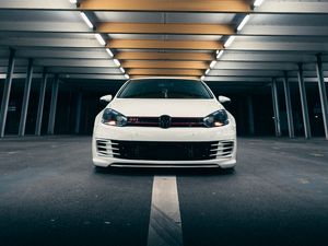 Превью обои volkswagen golf gti, volkswagen, автомобиль, белый, вид спереди