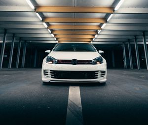 Превью обои volkswagen golf gti, volkswagen, автомобиль, белый, вид спереди