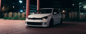 Превью обои volkswagen golf gti, volkswagen, автомобиль, белый, парковка