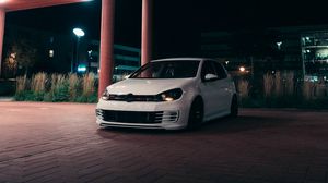 Превью обои volkswagen golf gti, volkswagen, автомобиль, белый, парковка