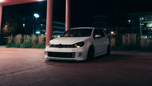 Превью обои volkswagen golf gti, volkswagen, автомобиль, белый, парковка