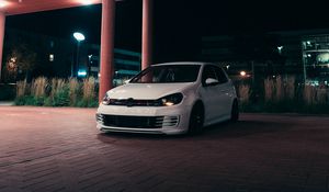 Превью обои volkswagen golf gti, volkswagen, автомобиль, белый, парковка