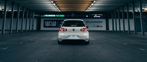 Превью обои volkswagen golf gti, volkswagen, автомобиль, белый, вид сзади