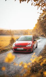 Превью обои volkswagen golf gti, volkswagen, машина, красный, вид спереди, дорога, природа