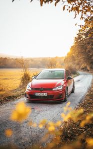 Превью обои volkswagen golf gti, volkswagen, машина, красный, вид спереди, дорога, природа