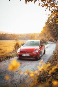 Превью обои volkswagen golf gti, volkswagen, машина, красный, вид спереди, дорога, природа