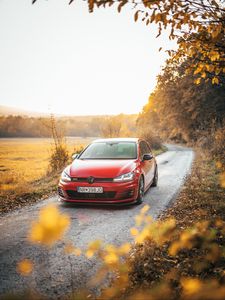 Превью обои volkswagen golf gti, volkswagen, машина, красный, вид спереди, дорога, природа