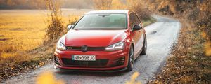 Превью обои volkswagen golf gti, volkswagen, машина, красный, вид спереди, дорога, природа