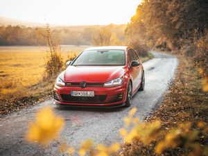 Превью обои volkswagen golf gti, volkswagen, машина, красный, вид спереди, дорога, природа