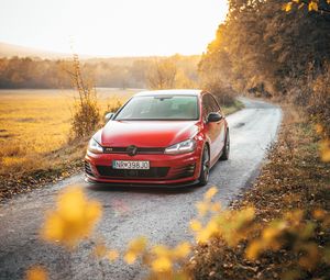 Превью обои volkswagen golf gti, volkswagen, машина, красный, вид спереди, дорога, природа