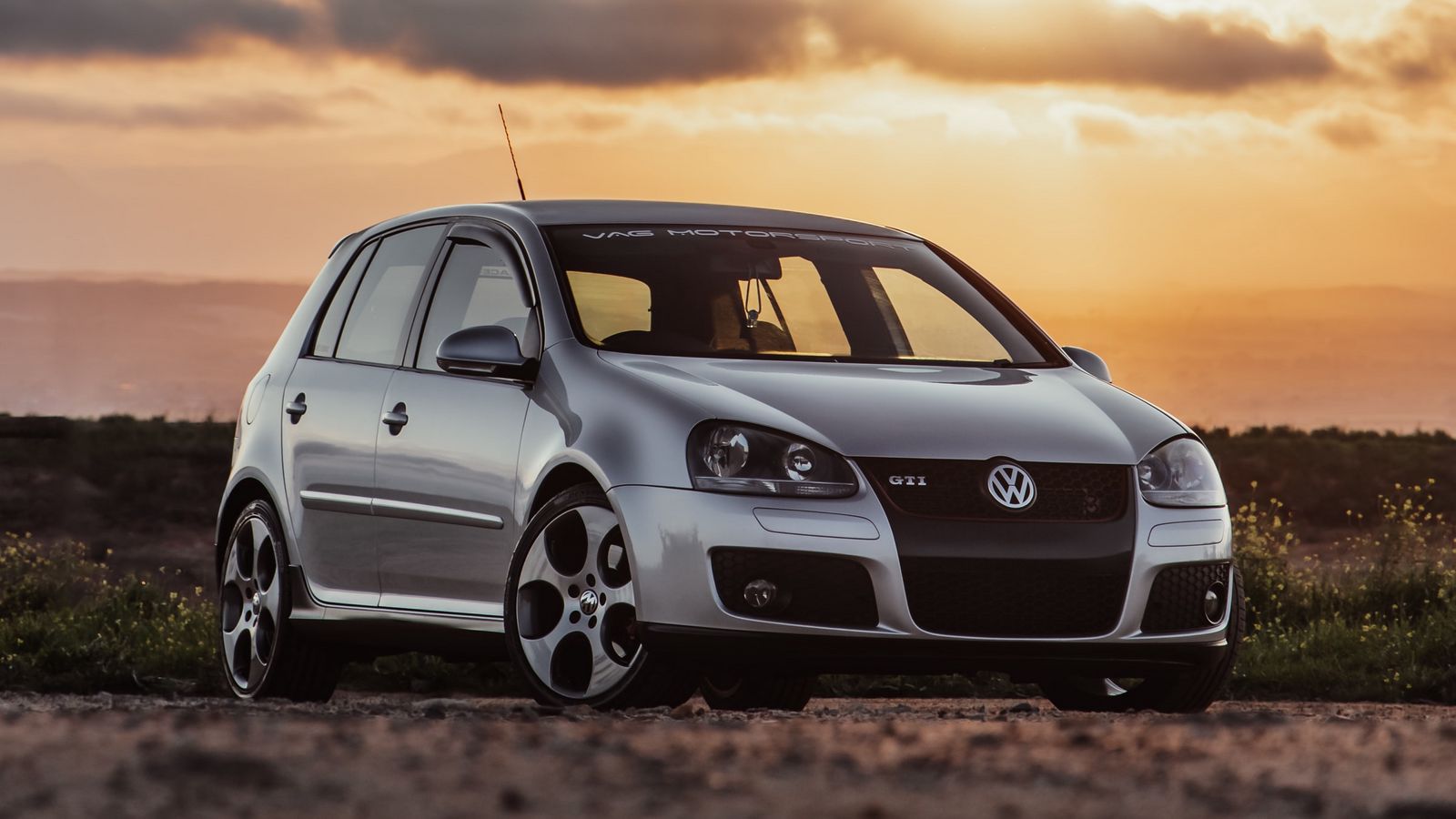 Скачать 1600x900 volkswagen golf mk5, volkswagen, машина, вид спереди,  серый обои, картинки 16:9