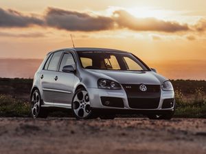 Превью обои volkswagen golf mk5, volkswagen, машина, вид спереди, серый