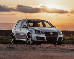 Превью обои volkswagen golf mk5, volkswagen, машина, вид спереди, серый