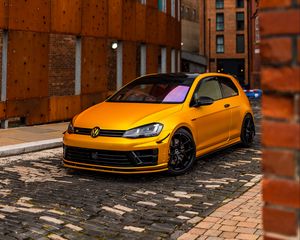 Превью обои volkswagen golf mk5, volkswagen, машина, вид спереди, желтый