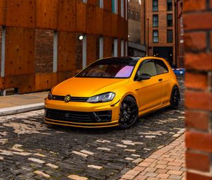 Превью обои volkswagen golf mk5, volkswagen, машина, вид спереди, желтый