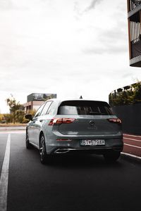 Превью обои volkswagen golf v, volkswagen, автомобиль, фара, вид сзади, серый