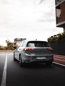 Превью обои volkswagen golf v, volkswagen, автомобиль, фара, вид сзади, серый