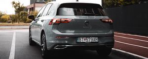 Превью обои volkswagen golf v, volkswagen, автомобиль, фара, вид сзади, серый