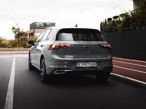 Превью обои volkswagen golf v, volkswagen, автомобиль, фара, вид сзади, серый