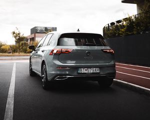 Превью обои volkswagen golf v, volkswagen, автомобиль, фара, вид сзади, серый