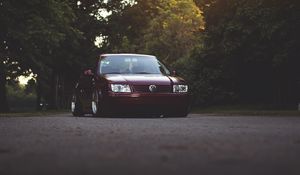 Превью обои volkswagen jetta, volkswagen, автомобиль, красный, вид спереди