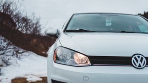 Превью обои volkswagen, машина, фары, белый