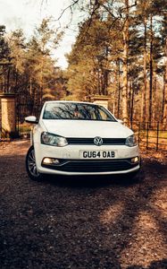 Превью обои volkswagen polo, volkswagen, автомобиль, белый, деревья