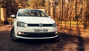 Превью обои volkswagen polo, volkswagen, автомобиль, белый, деревья