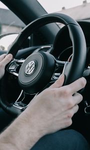 Превью обои volkswagen, руль, руки, машина