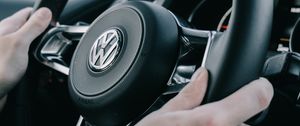 Превью обои volkswagen, руль, руки, машина