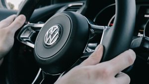 Превью обои volkswagen, руль, руки, машина